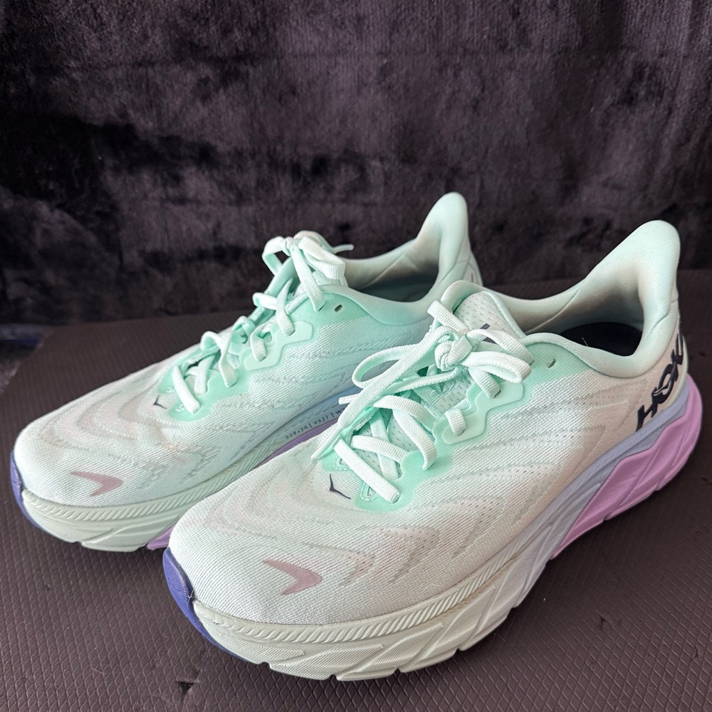 HOKA - Arahi 6 women’s size 6.5 Wide. Sunlit Ocean / Lilac Mist Running Shoes